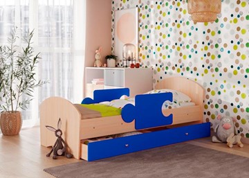 Детская кровать с ящиком и бортиками Мозайка, корпус Млечный дуб/фасад Синий (щиты) в Комсомольске-на-Амуре